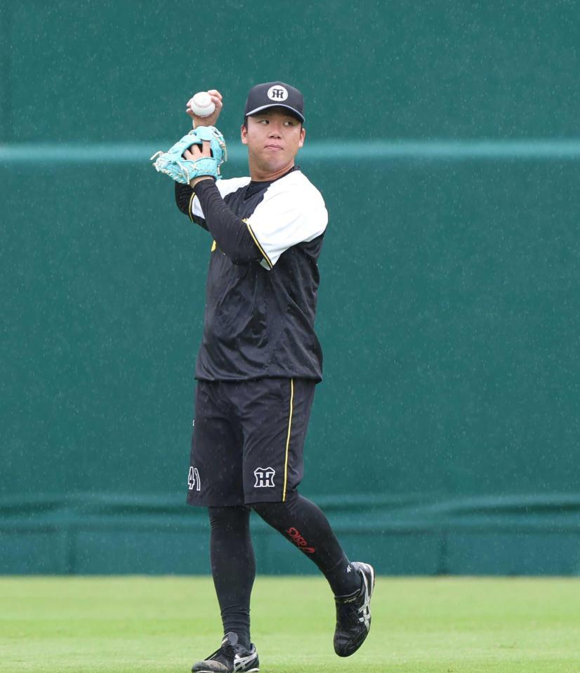 　小雨の降る中、入念にキャッチボールする村上（撮影・北村雅宏）