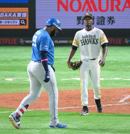 　第１戦の５回、レイエス（左）を浅い中飛に打ち取ったモイネロ（１５日）