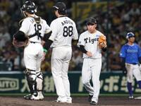 　ＣＳファイナルＳ第１戦でマウンドへ向かう石井＝１５日