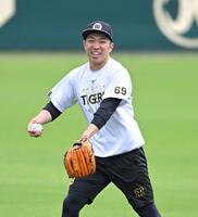 　キャッチボールの合間に笑顔を見せる石井（撮影・飯室逸平）