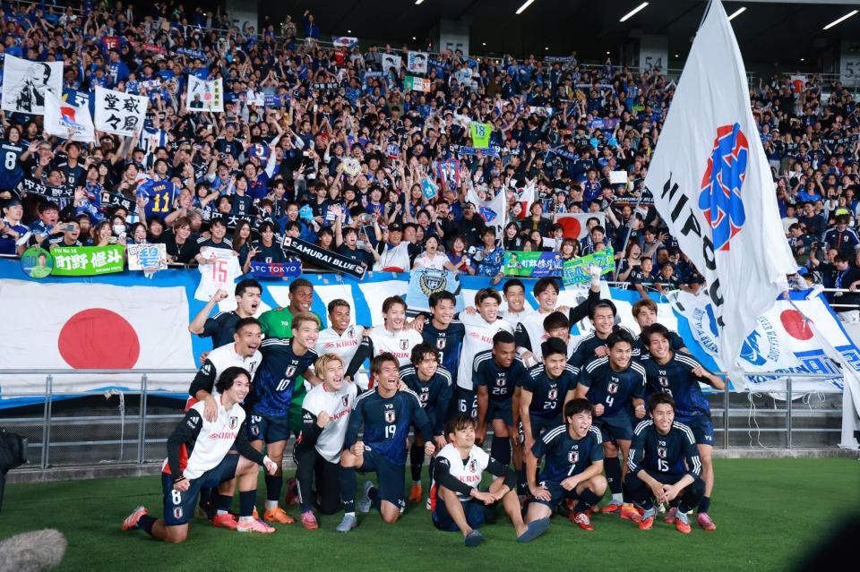 　サポーターと喜ぶ日本イレブン＝１０月１４日