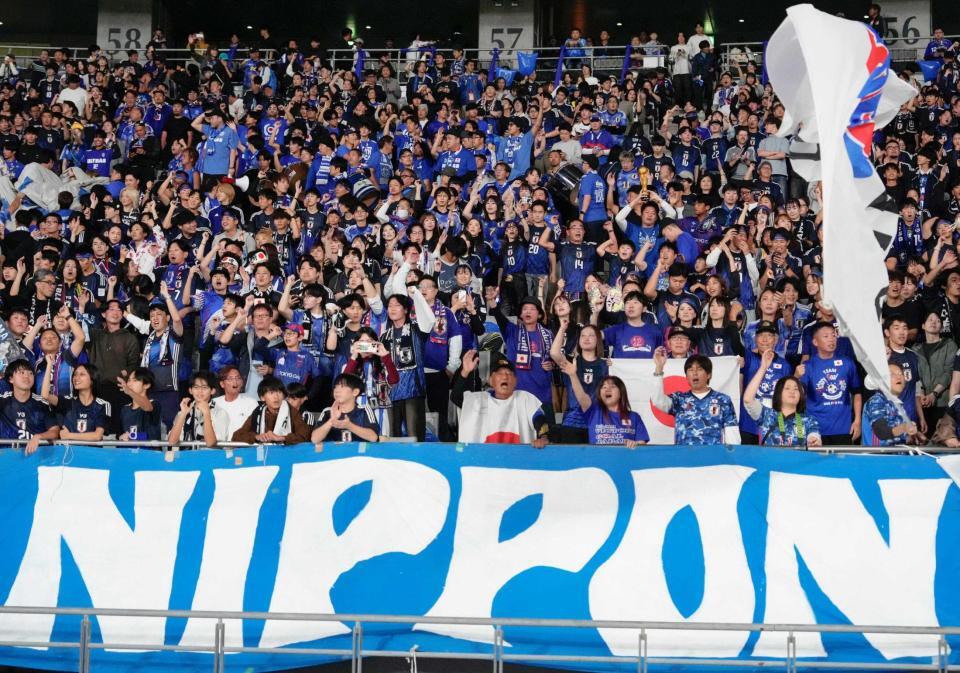 　ブラジル戦で盛り上がる日本サポーター＝１４日