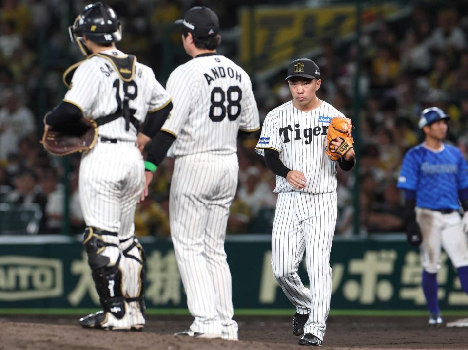 　ＣＳファイナルＳ第１戦でマウンドへ向かう石井＝１５日