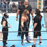 　１０・１３両国大会でＥＶＩＬとにらみ合うウルフ・アロン（右）