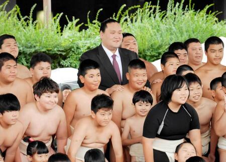 　参加した子どもたちと記念撮影をする伊勢ケ浜親方＝１０月２５日