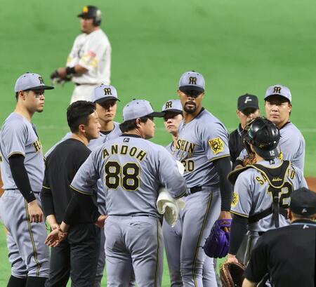 　１回、山川に勝ち越しとなる２点適時二塁打を浴びたデュプランティエ（中央右）のもとに集まる阪神ナイン（２６日）