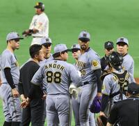 　１回、山川に勝ち越しとなる２点適時二塁打を浴びたデュプランティエ（中央右）のもとに集まる阪神ナイン（２６日）