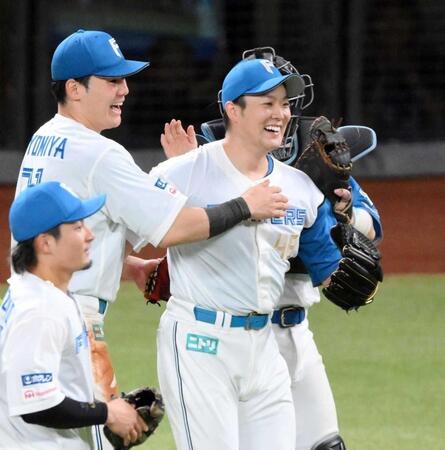 　ＣＳファイナル進出を決め、清宮幸（左）らとともに喜ぶ斎藤＝１０月 