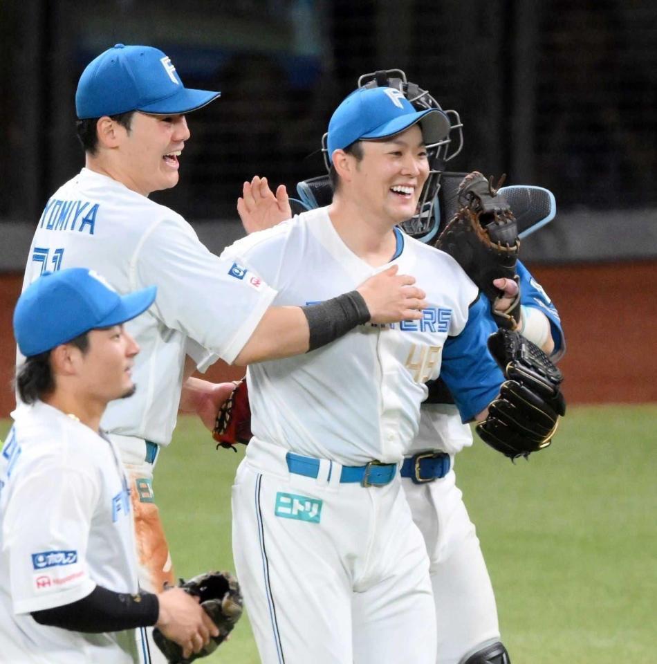 　ＣＳファイナル進出を決め、清宮幸（左）らとともに喜ぶ斎藤＝１０月 