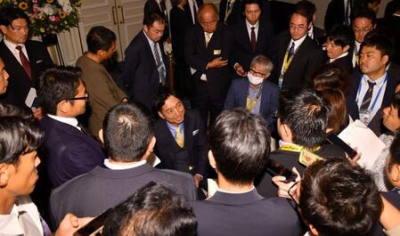 　監督就任会見後、囲み取材を受ける藤川監督＝２０２４年１０月