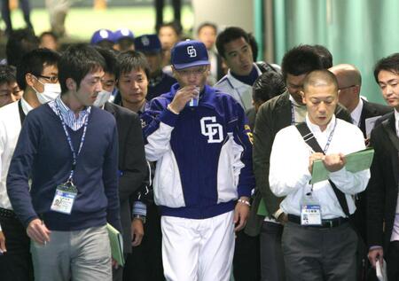 　多くの報道陣に囲まれ引き上げる落合監督（中央）＝東京ドーム（２００９年１０月）