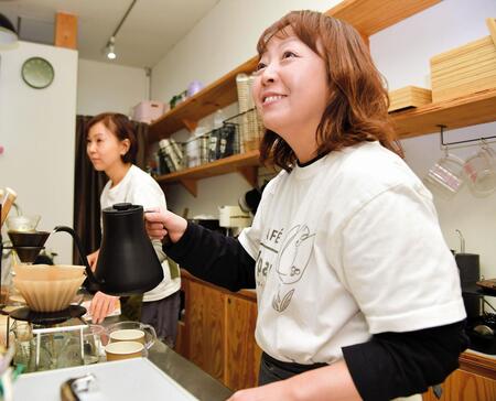 コーヒーをいれる谷保恵美さん（手前）とカフェの共同経営者の村岸潤子さん