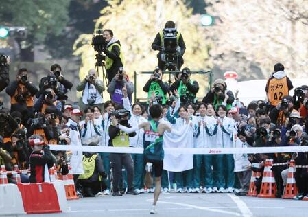 　ゴールするアンカー折田（中央）を迎える青学大の選手ら＝３日