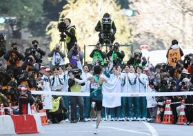 　ゴールするアンカー折田（中央）を迎える青学大の選手ら＝３日