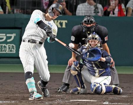 ２５年１０月、最終戦で４０号２ランを放つ佐藤輝