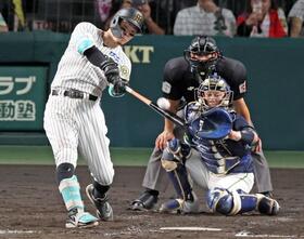 ２５年１０月、最終戦で４０号２ランを放つ佐藤輝