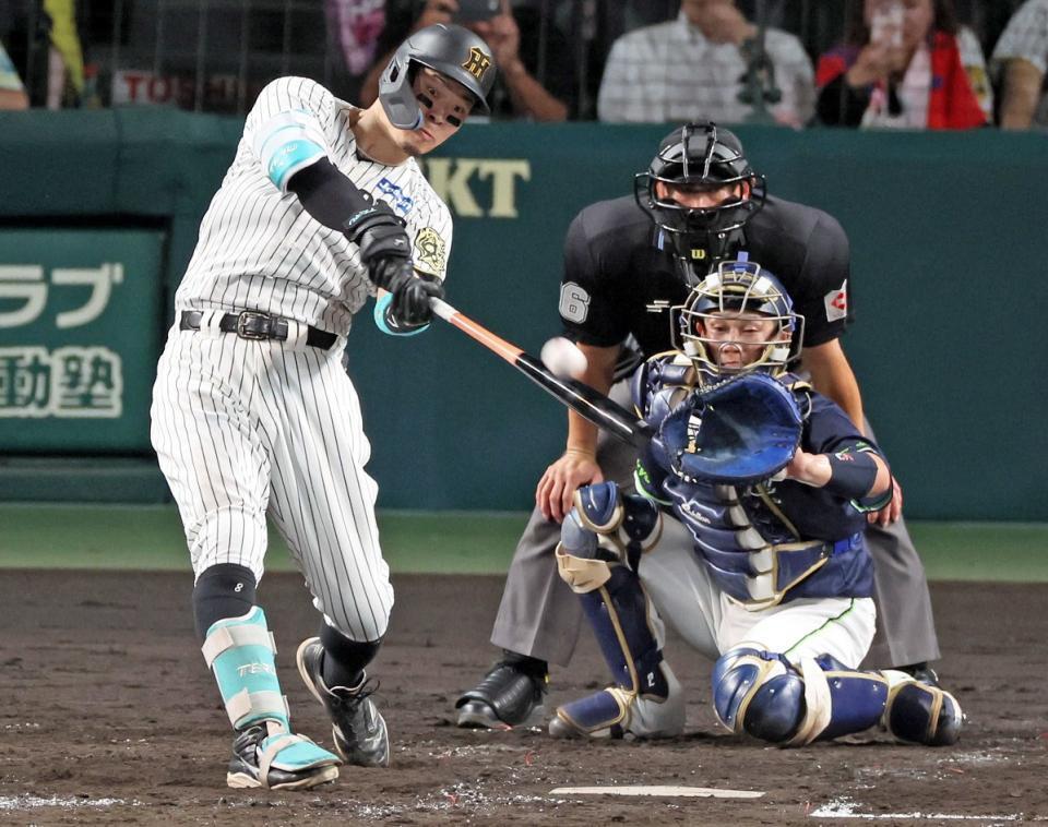２５年１０月、最終戦で４０号２ランを放つ佐藤輝