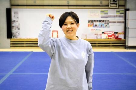 　笑顔でガッツポーズする帝京大・岩野監督