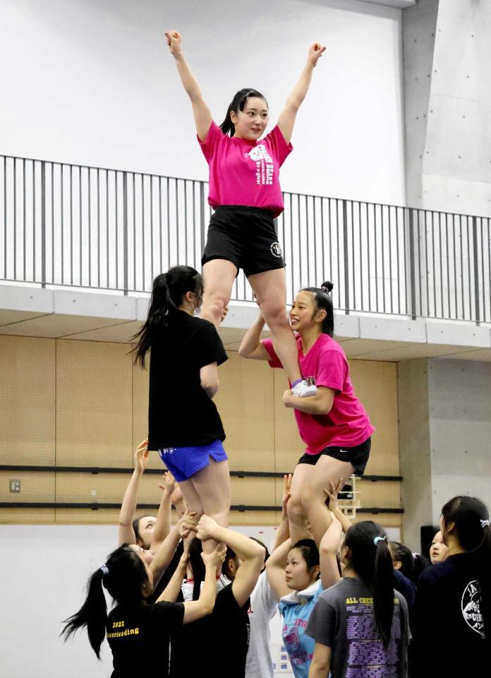 　３層のスタンツ練習をするＢＵＦＦＡＬＯＳ