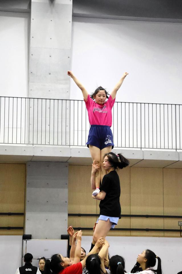 　３層のスタンツ練習をするＢＵＦＦＡＬＯＳ