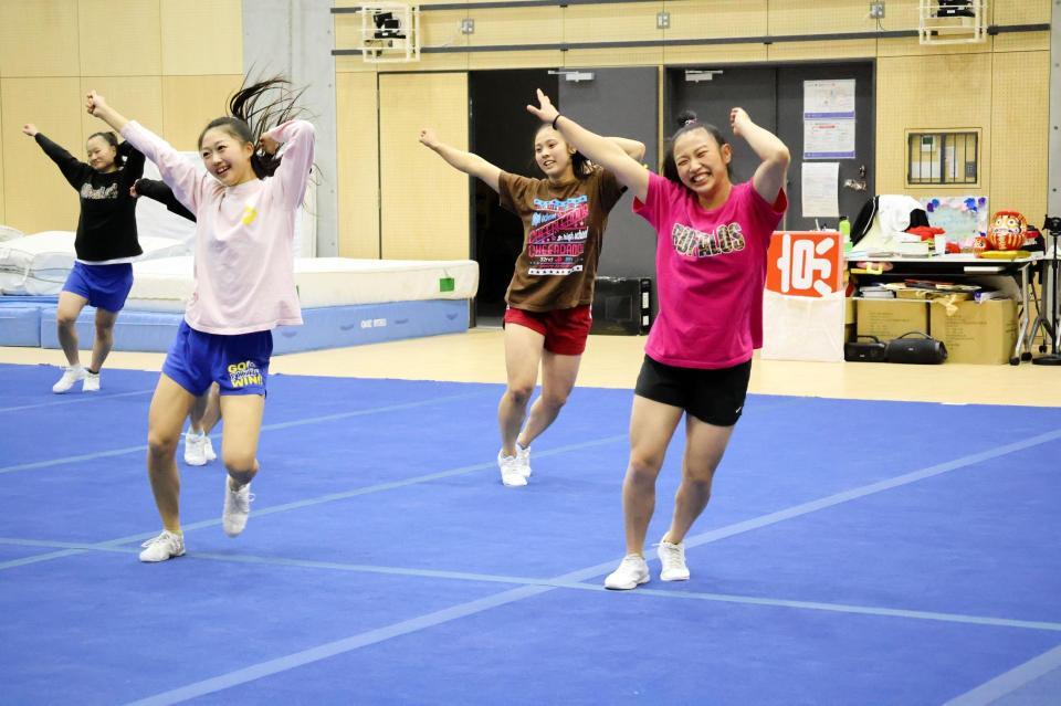 　ダンスの練習をするＢＵＦＦＡＬＯＳ