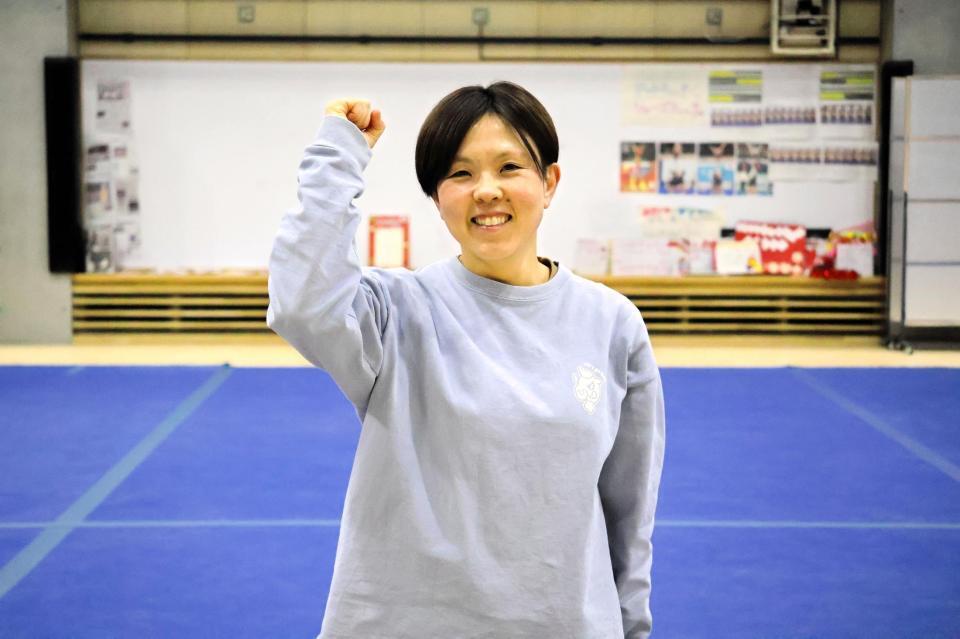 　笑顔でガッツポーズする帝京大・岩野監督