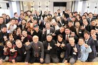 棚橋弘至の「愛してま～す」ポーズを取るユリオカ超特Ｑ（前列左から３人目）、レイザーラモンＲＧ（同４人目）ら「立命館プロレス同好会」のＯＢたち