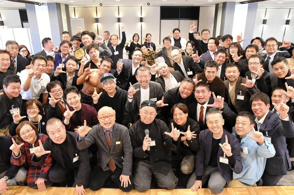 棚橋弘至の「愛してま～す」ポーズを取るユリオカ超特Ｑ（前列左から３人目）、レイザーラモンＲＧ（同４人目）ら「立命館プロレス同好会」のＯＢたち