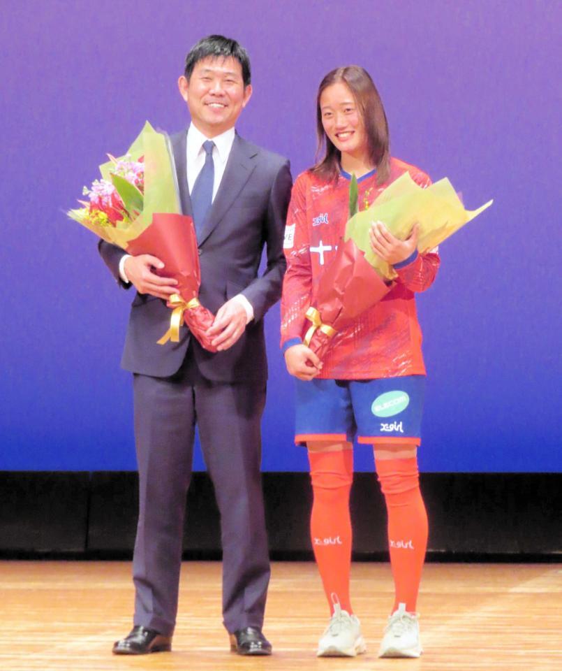 森保監督（左）と並んで笑顔を見せるノジマ相模原・笹井　