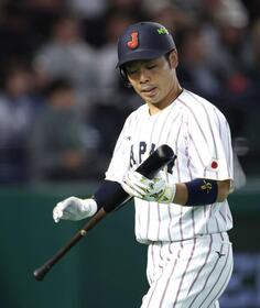 １回、空振り三振に倒れ、バットを見つめる近藤＝８日、オーストラリア戦