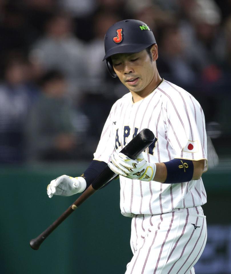 １回、空振り三振に倒れ、バットを見つめる近藤＝８日、オーストラリア戦