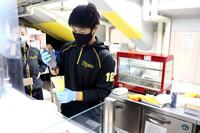 　クレープを試作する坂本（球団提供）