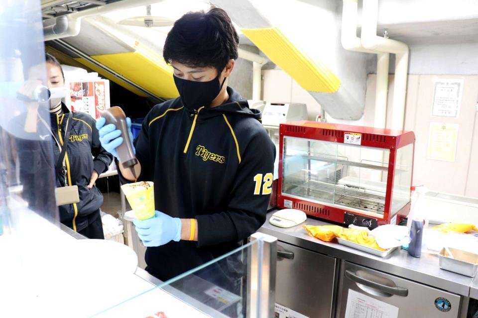 　クレープを試作する坂本（球団提供）