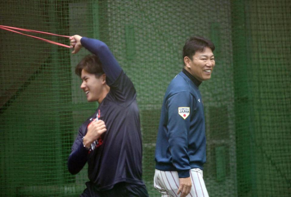 　金丸（左）に声をかける井端監督（撮影・堀内翔）