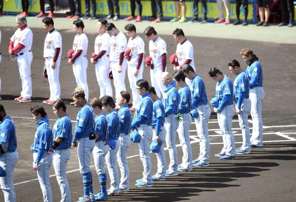 　黙とうする三木監督（後列右端）、新庄監督（前列同）と両チームナイン（撮影・佐藤厚）