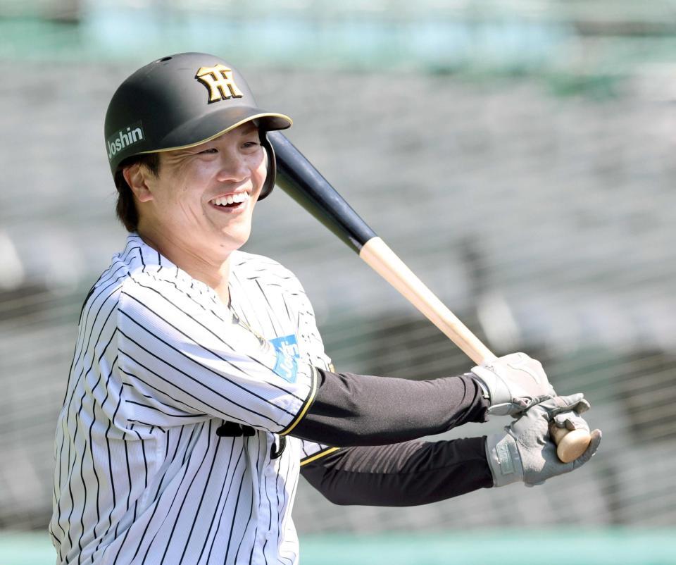 　練習中、笑顔を見せる伏見（撮影・山口登）