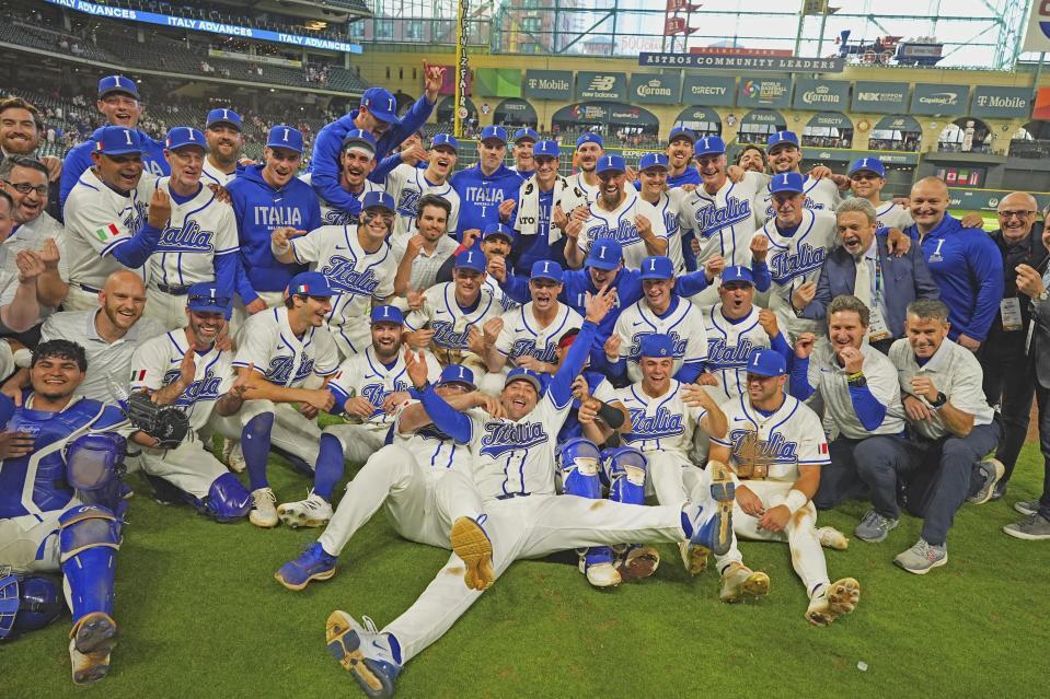 　プエルトリコに勝ち準決勝進出を決め、喜ぶイタリア代表＝ヒューストン（提供・共同通信社）