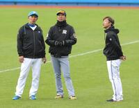 　藤川監督（左）と話す島本＝２月８日