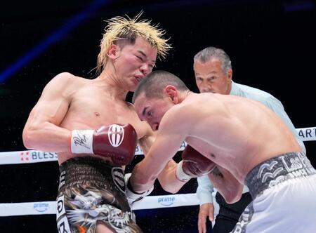 　フアンフランシスコ・エストラダ（右）を攻める那須川天心＝１１日