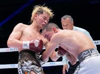 　フアンフランシスコ・エストラダ（右）を攻める那須川天心＝１１日