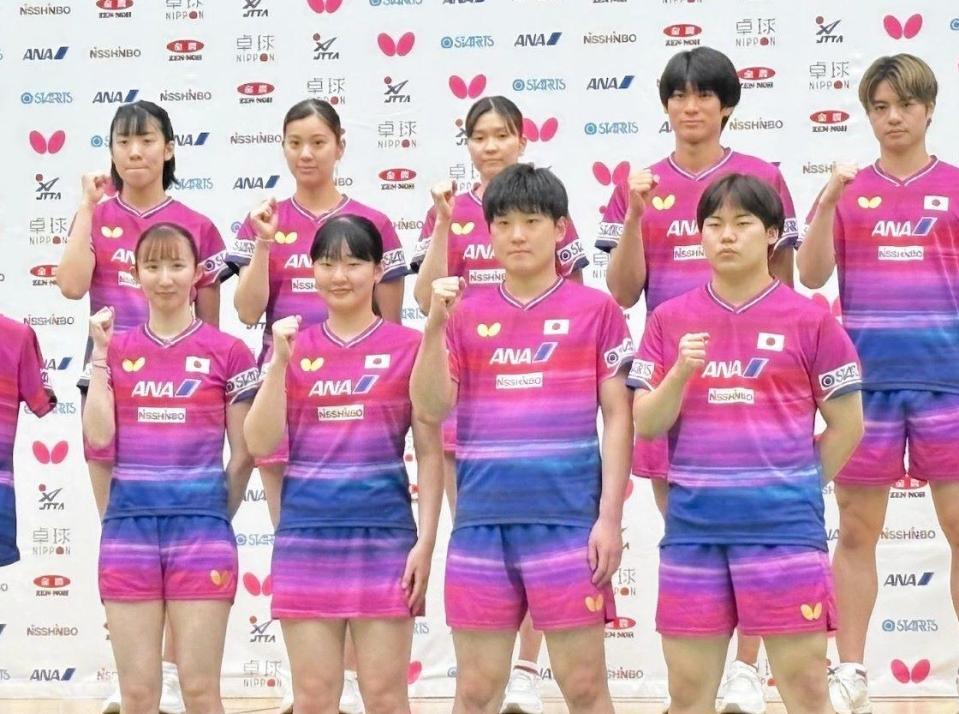 世界選手権ロンドン大会に出場する日本代表の（後列左から）面手、長崎、橋本、戸上、宇田、（前列左から）早田、張本美、張本智、松島