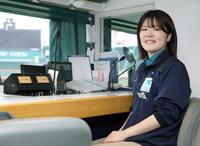 甲子園球場の場内アナウンスを担当する裏川春菜さん（撮影・坂部計介）　