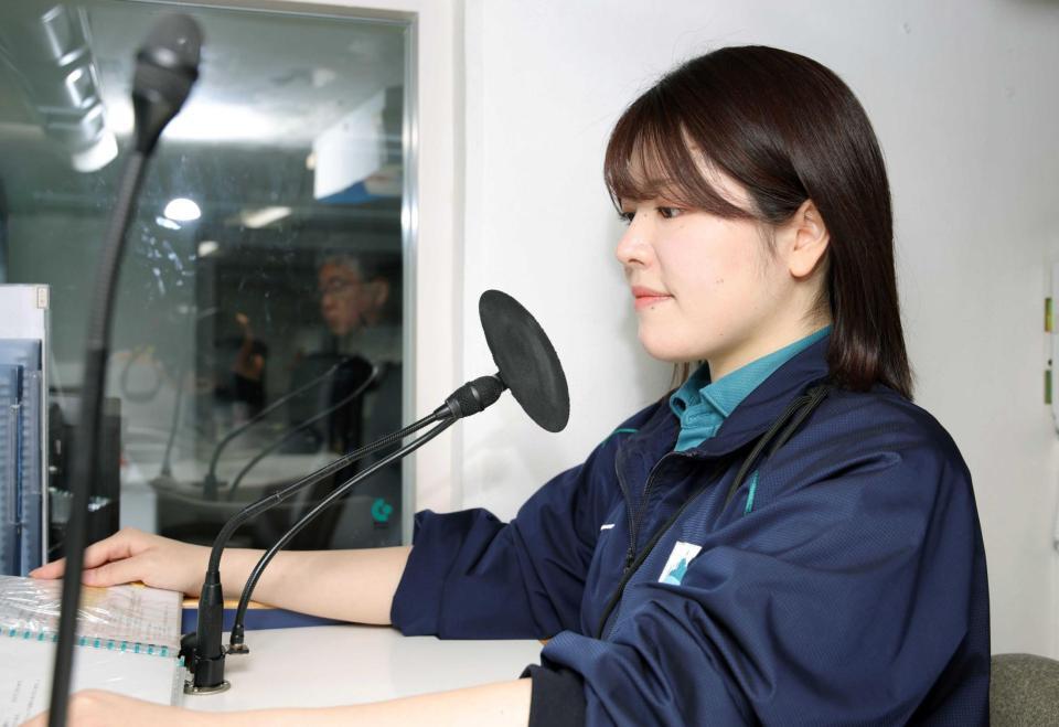 マイクに向かう裏川春菜さん