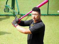 　打撃練習を行う巨人・藤井