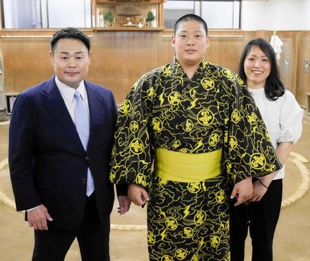 　入門会見を行った（左から）雷親方、垣添玄空、おかみさんの栄美さん＝１９日