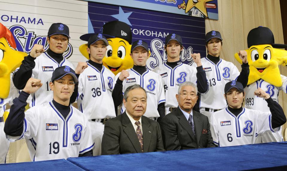 入団会見（後列右から２人目）＝2008年12月