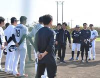 キャンプで投手陣に話しをする建山１軍投手コーディネーター（中央）＝２月