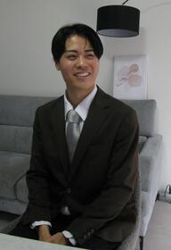 取材に答える塩崎智樹さん