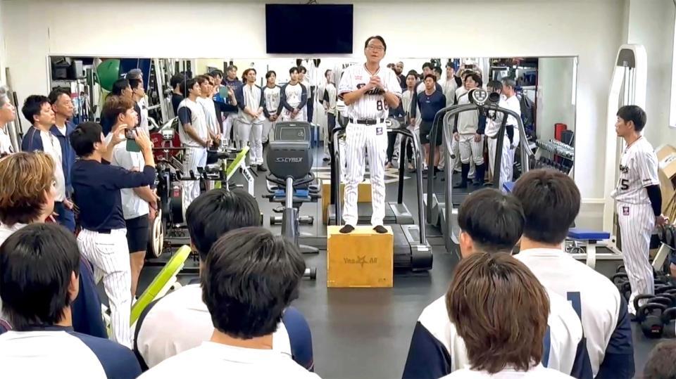 　試合前に台上から選手に訓示する池山監督（球団提供動画から）