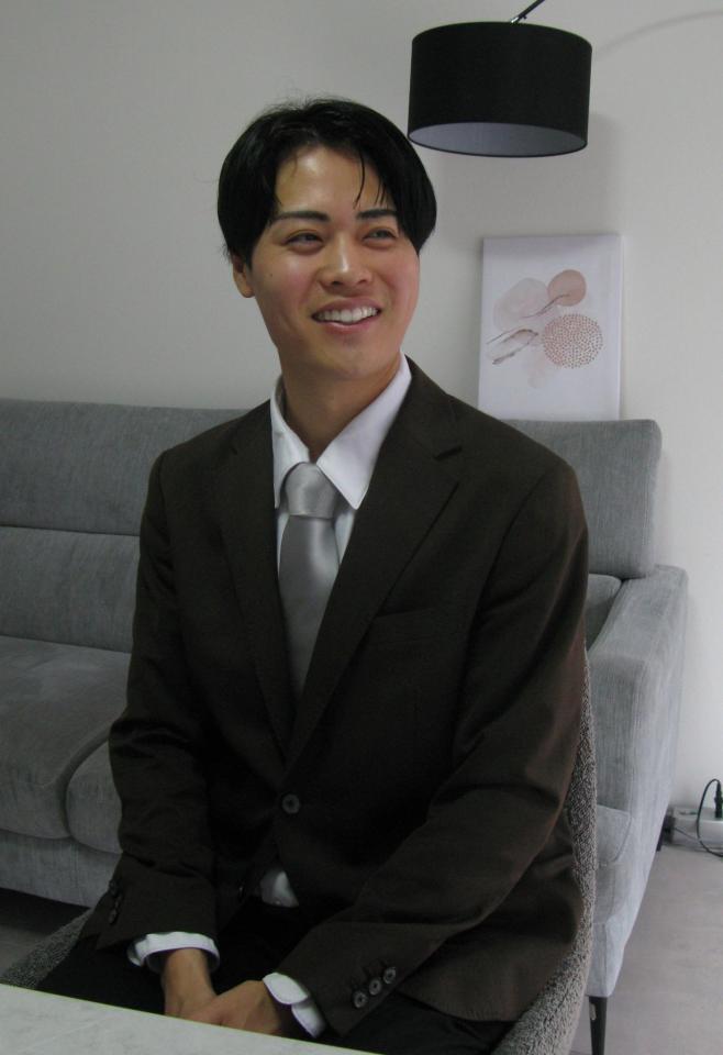 取材に答える塩崎智樹さん